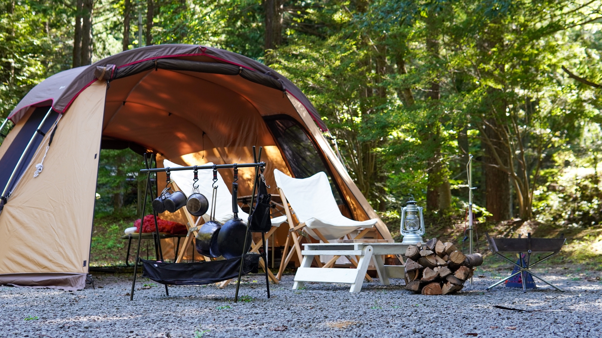 森のテントサイトのキャンプ写真